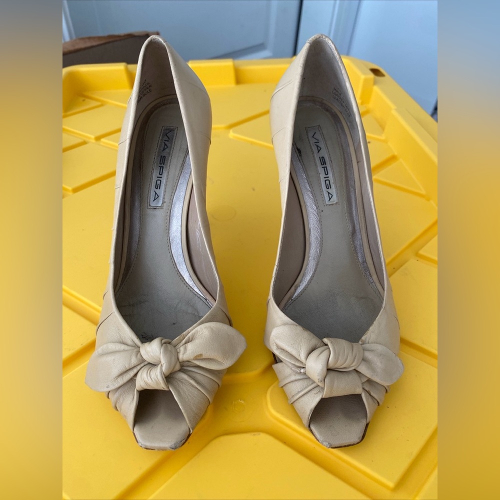 Via spiga pump heel bow beige size 6 open toe